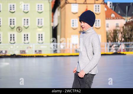 Glücklicher Junge, der tagsüber Schlittschuhlaufen und Spaß hat Stockfoto