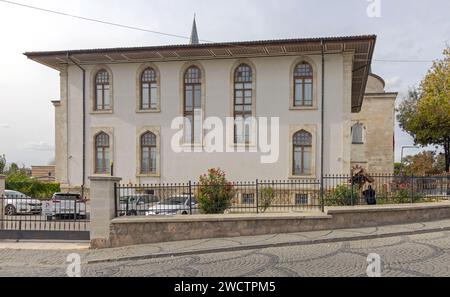 Edirne, Türkei - 17. Oktober 2023: Regierungsbüro Gebäude Stiftungen Regionaldirektion im Stadtzentrum. Stockfoto