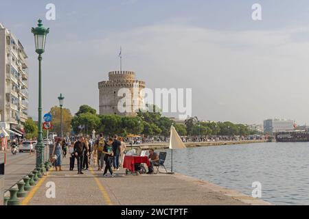 Thessaloniki, Griechenland - 22. Oktober 2023: Menschen, die am Herbstsonntag in Promendae vor dem Weißen Turm spazieren gehen. Stockfoto