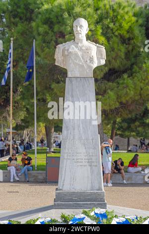 Thessaloniki, Griechenland - 22. Oktober 2023: Monumentalbüste von Admiral Votsis Landmark an der Leof Nikis Street Herbsttag. Stockfoto