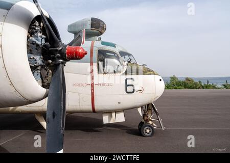 Blick auf Propeller und Cockpit eines historischen Militärflugzeugs in Ausstellung im Italienischen Luftwaffenmuseum Stockfoto