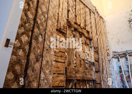 Alte Holzwand durch Termiten beschädigt. Nahansicht. Verfaulte Wand. Echtes Foto. Seitenansicht. Stockfoto