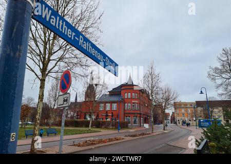 Bitterfeld-Wolfen - Unbekannter sticht auf Frau ein: Staatsanwaltschaft ermittelt nach Angriff vor Hotel 14.01.2024 gegen 7,45 Uhr Bitterfeld-Wolfen, Walther-Rathenau-Straße vor dem Hotel Central Kriminalpolizei und Staatsanwaltschaft Dessau-Roßlau ermitteln nach einem Angriff auf eine Frau am Sonntagmorgen auf der Walther-Rathenau-Straße in Bitterfeld-Wolfen. Wie ein Polizeisprecher auf Nachfrage mitteilt, sei es nach gegenwärtigen Erkenntnissen der Polizei gegen 7,45 Uhr vor dem Hotel Central zu einem raub gekommen, wobei eine ältere Dame verletzt wurde. Sie kam in ein Krankenhaus, sei aber Stockfoto