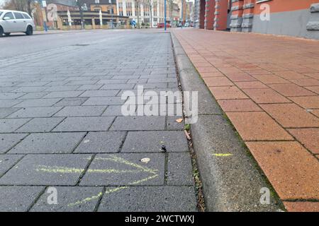 Bitterfeld-Wolfen - Unbekannter sticht auf Frau ein: Staatsanwaltschaft ermittelt nach Angriff vor Hotel 14.01.2024 gegen 7,45 Uhr Bitterfeld-Wolfen, Walther-Rathenau-Straße vor dem Hotel Central Kriminalpolizei und Staatsanwaltschaft Dessau-Roßlau ermitteln nach einem Angriff auf eine Frau am Sonntagmorgen auf der Walther-Rathenau-Straße in Bitterfeld-Wolfen. Wie ein Polizeisprecher auf Nachfrage mitteilt, sei es nach gegenwärtigen Erkenntnissen der Polizei gegen 7,45 Uhr vor dem Hotel Central zu einem raub gekommen, wobei eine ältere Dame verletzt wurde. Sie kam in ein Krankenhaus, sei aber Stockfoto