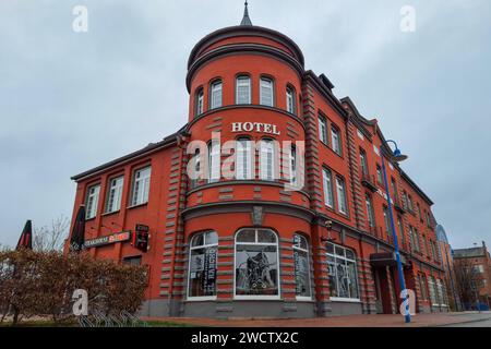 Bitterfeld-Wolfen - Unbekannter sticht auf Frau ein: Staatsanwaltschaft ermittelt nach Angriff vor Hotel 14.01.2024 gegen 7,45 Uhr Bitterfeld-Wolfen, Walther-Rathenau-Straße vor dem Hotel Central Kriminalpolizei und Staatsanwaltschaft Dessau-Roßlau ermitteln nach einem Angriff auf eine Frau am Sonntagmorgen auf der Walther-Rathenau-Straße in Bitterfeld-Wolfen. Wie ein Polizeisprecher auf Nachfrage mitteilt, sei es nach gegenwärtigen Erkenntnissen der Polizei gegen 7,45 Uhr vor dem Hotel Central zu einem raub gekommen, wobei eine ältere Dame verletzt wurde. Sie kam in ein Krankenhaus, sei aber Stockfoto