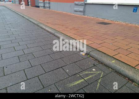 Bitterfeld-Wolfen - Unbekannter sticht auf Frau ein: Staatsanwaltschaft ermittelt nach Angriff vor Hotel 14.01.2024 gegen 7,45 Uhr Bitterfeld-Wolfen, Walther-Rathenau-Straße vor dem Hotel Central Kriminalpolizei und Staatsanwaltschaft Dessau-Roßlau ermitteln nach einem Angriff auf eine Frau am Sonntagmorgen auf der Walther-Rathenau-Straße in Bitterfeld-Wolfen. Wie ein Polizeisprecher auf Nachfrage mitteilt, sei es nach gegenwärtigen Erkenntnissen der Polizei gegen 7,45 Uhr vor dem Hotel Central zu einem raub gekommen, wobei eine ältere Dame verletzt wurde. Sie kam in ein Krankenhaus, sei aber Stockfoto