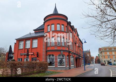 Bitterfeld-Wolfen - Unbekannter sticht auf Frau ein: Staatsanwaltschaft ermittelt nach Angriff vor Hotel 14.01.2024 gegen 7,45 Uhr Bitterfeld-Wolfen, Walther-Rathenau-Straße vor dem Hotel Central Kriminalpolizei und Staatsanwaltschaft Dessau-Roßlau ermitteln nach einem Angriff auf eine Frau am Sonntagmorgen auf der Walther-Rathenau-Straße in Bitterfeld-Wolfen. Wie ein Polizeisprecher auf Nachfrage mitteilt, sei es nach gegenwärtigen Erkenntnissen der Polizei gegen 7,45 Uhr vor dem Hotel Central zu einem raub gekommen, wobei eine ältere Dame verletzt wurde. Sie kam in ein Krankenhaus, sei aber Stockfoto