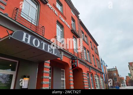 Bitterfeld-Wolfen - Unbekannter sticht auf Frau ein: Staatsanwaltschaft ermittelt nach Angriff vor Hotel 14.01.2024 gegen 7,45 Uhr Bitterfeld-Wolfen, Walther-Rathenau-Straße vor dem Hotel Central Kriminalpolizei und Staatsanwaltschaft Dessau-Roßlau ermitteln nach einem Angriff auf eine Frau am Sonntagmorgen auf der Walther-Rathenau-Straße in Bitterfeld-Wolfen. Wie ein Polizeisprecher auf Nachfrage mitteilt, sei es nach gegenwärtigen Erkenntnissen der Polizei gegen 7,45 Uhr vor dem Hotel Central zu einem raub gekommen, wobei eine ältere Dame verletzt wurde. Sie kam in ein Krankenhaus, sei aber Stockfoto