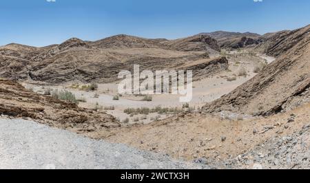 Luftlandschaft mit trockenem Kuiseb-Flussbett in der Wüste Naukluft, aufgenommen im hellen Licht des späten Frühlings vom Aussichtspunkt Kuiseb Pass, Namibia, Afrika Stockfoto