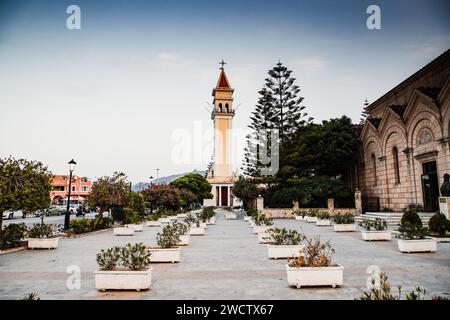 Blick auf die Stadt Zakynthos auf der Insel Zante in Griechenland. Kirche Panagia Pikridiotissa mit wunderschönem Blick auf die Stadt Zakynthos bei Sonnenaufgang Stockfoto