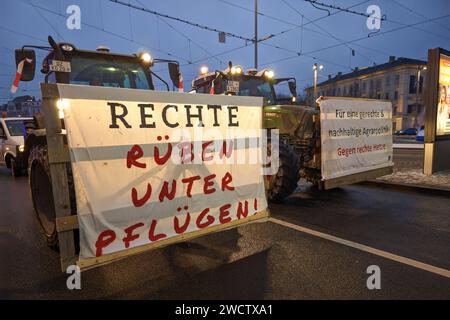 Leipzig - Fridays for Future und Bauern demonstrieren gemeinsam auf dem Stadtring 12.01.2024 gegen 16,45 Uhr Leipzig, Tröndlinring Höhe Richard-Wagner-Platz am Freitagnachmittag haben Mitglieder von Fridays for Future Leipzig gemeinsam mit mehreren landwirtschaftlichen Betrieben und Verbänden zu einer Demonstration auf dem Leipziger Stadtring aufgerufen. Diese ging gegen 15 Uhr auf dem Augustusplatz los und zog anschließend um die ganze Innenstadt. Die Veranstalter wollen damit eigene Angaben zufolge ein Zeichen für eine gerechte und nachhaltige Agrarpolitik setzen und zugleich klare Kante Stockfoto