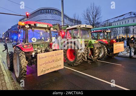 Leipzig - Fridays for Future und Bauern demonstrieren gemeinsam auf dem Stadtring 12.01.2024 gegen 16,45 Uhr Leipzig, Tröndlinring Höhe Richard-Wagner-Platz am Freitagnachmittag haben Mitglieder von Fridays for Future Leipzig gemeinsam mit mehreren landwirtschaftlichen Betrieben und Verbänden zu einer Demonstration auf dem Leipziger Stadtring aufgerufen. Diese ging gegen 15 Uhr auf dem Augustusplatz los und zog anschließend um die ganze Innenstadt. Die Veranstalter wollen damit eigene Angaben zufolge ein Zeichen für eine gerechte und nachhaltige Agrarpolitik setzen und zugleich klare Kante Stockfoto