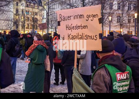 Leipzig - Fridays for Future und Bauern demonstrieren gemeinsam auf dem Stadtring 12.01.2024 gegen 16,45 Uhr Leipzig, Tröndlinring Höhe Richard-Wagner-Platz am Freitagnachmittag haben Mitglieder von Fridays for Future Leipzig gemeinsam mit mehreren landwirtschaftlichen Betrieben und Verbänden zu einer Demonstration auf dem Leipziger Stadtring aufgerufen. Diese ging gegen 15 Uhr auf dem Augustusplatz los und zog anschließend um die ganze Innenstadt. Die Veranstalter wollen damit eigene Angaben zufolge ein Zeichen für eine gerechte und nachhaltige Agrarpolitik setzen und zugleich klare Kante Stockfoto