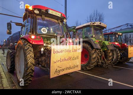 Leipzig - Fridays for Future und Bauern demonstrieren gemeinsam auf dem Stadtring 12.01.2024 gegen 16,45 Uhr Leipzig, Tröndlinring Höhe Richard-Wagner-Platz am Freitagnachmittag haben Mitglieder von Fridays for Future Leipzig gemeinsam mit mehreren landwirtschaftlichen Betrieben und Verbänden zu einer Demonstration auf dem Leipziger Stadtring aufgerufen. Diese ging gegen 15 Uhr auf dem Augustusplatz los und zog anschließend um die ganze Innenstadt. Die Veranstalter wollen damit eigene Angaben zufolge ein Zeichen für eine gerechte und nachhaltige Agrarpolitik setzen und zugleich klare Kante Stockfoto