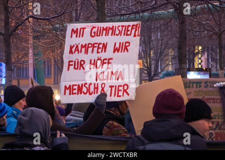 Leipzig - Fridays for Future und Bauern demonstrieren gemeinsam auf dem Stadtring 12.01.2024 gegen 16,45 Uhr Leipzig, Tröndlinring Höhe Richard-Wagner-Platz am Freitagnachmittag haben Mitglieder von Fridays for Future Leipzig gemeinsam mit mehreren landwirtschaftlichen Betrieben und Verbänden zu einer Demonstration auf dem Leipziger Stadtring aufgerufen. Diese ging gegen 15 Uhr auf dem Augustusplatz los und zog anschließend um die ganze Innenstadt. Die Veranstalter wollen damit eigene Angaben zufolge ein Zeichen für eine gerechte und nachhaltige Agrarpolitik setzen und zugleich klare Kante Stockfoto