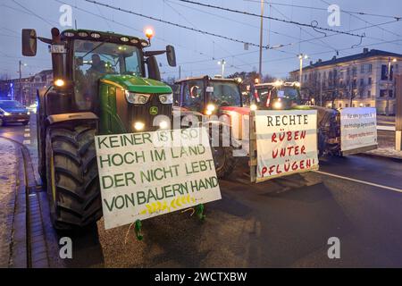 Leipzig - Fridays for Future und Bauern demonstrieren gemeinsam auf dem Stadtring 12.01.2024 gegen 16,45 Uhr Leipzig, Tröndlinring Höhe Richard-Wagner-Platz am Freitagnachmittag haben Mitglieder von Fridays for Future Leipzig gemeinsam mit mehreren landwirtschaftlichen Betrieben und Verbänden zu einer Demonstration auf dem Leipziger Stadtring aufgerufen. Diese ging gegen 15 Uhr auf dem Augustusplatz los und zog anschließend um die ganze Innenstadt. Die Veranstalter wollen damit eigene Angaben zufolge ein Zeichen für eine gerechte und nachhaltige Agrarpolitik setzen und zugleich klare Kante Stockfoto