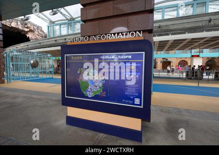 Studioinformation in chinesischen Wörtern für die chinesischen Touristen Informationen in den Universal Studios Singapore in Sentosa. Stockfoto