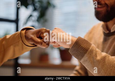 Nahaufnahme der Hände von Menschen, die sich gegenseitig mit Faustschlägen schlagen Stockfoto
