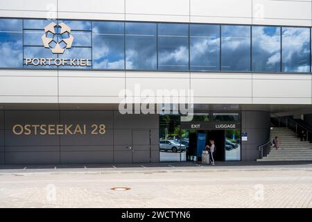 Das Abfertigungsgebäude Liegeplatz 28 Uhr Kieler Ostseekai, ein moderner Neubau. Schiffe die hier liegen nutzen den Landstromanschluß Stockfoto