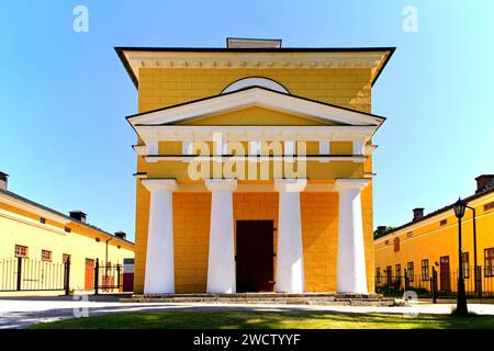 Wiurila Manor Gehöft entworfen von C. L. Engel, erbaut 1835–1845, mit dorischem Portikus an einem sonnigen Sommertag. Halikko, Salo, Finnland. Juni 2022 Stockfoto