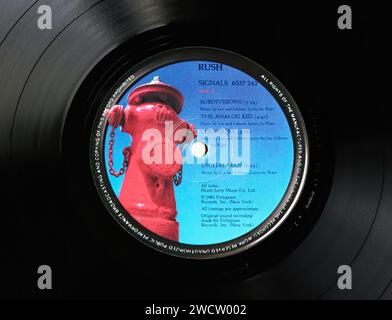 Foto Nahaufnahme eines mittleren Labels auf einem Original 1982 Pressing von lang spielenden LP-Vinyl-Disc-Signalen von Rush Stockfoto