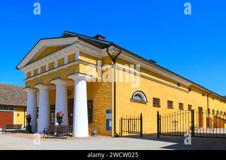 Wiurila Manor Gehöft entworfen von C. L. Engel, erbaut 1835–1845, mit dorischem Portikus an einem sonnigen Sommertag. Halikko, Salo, Finnland. Juni 2022 Stockfoto