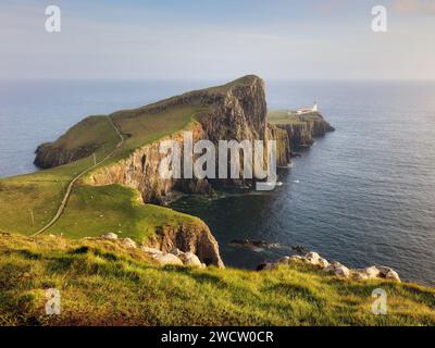 Blick auf den Neist Point Leuchtturm auf den grünen Klippen der Isle of Skye Stockfoto