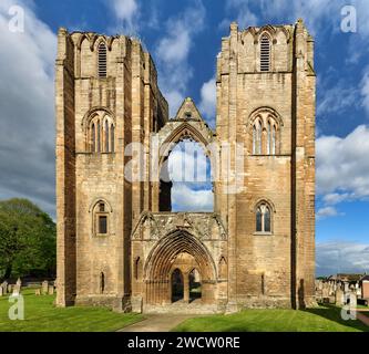 Die mittelalterliche Ruine der Kathedrale von Elgin wurde im 13. Jahrhundert an den Ufern des Flusses Lossie errichtet Stockfoto