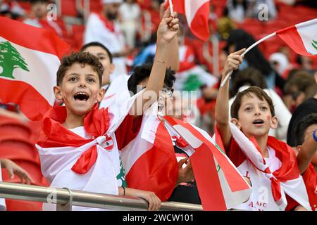 Doha, Katar. Januar 2024. Anhänger des Libanon sind vor dem Gruppenspiel zwischen China und Libanon beim AFC Asiencup Qatar 2023 in Doha, Katar, am 17. Januar 2024 zu sehen. Quelle: Sun Fanyue/Xinhua/Alamy Live News Stockfoto