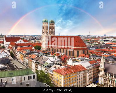 Regenbogen über der Skyline der Münchner Innenstadt mit Marienplatz - Rathaus in Deutschland Stockfoto