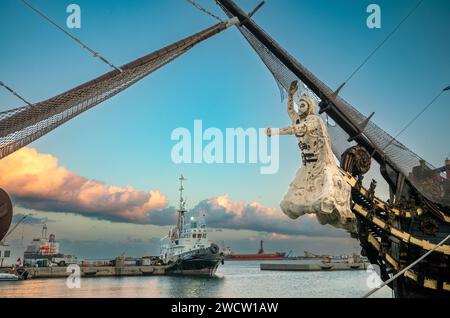 Ein Schlepper- und Containerschiffe, die an Touristenbooten im Hafen von Sousse in Tunesien am Mittelmeer vorbei gesehen wurden. Stockfoto