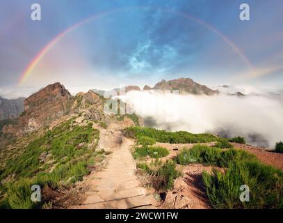 Wunderschöner Sonnenuntergang mit Regenbogen über den Bergen, Madeira Island, Portugal Stockfoto