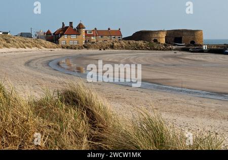 Beadnell und Beadnell Beach an der Northumberland Coast im März zeigen Häuser, Kalköfen und den Hafen Stockfoto