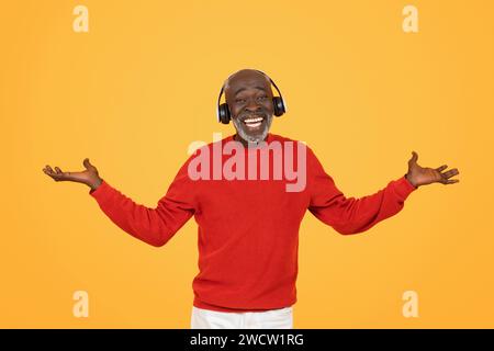 Überschwänglicher Afroamerikaner mit einem hellen Lächeln Stockfoto