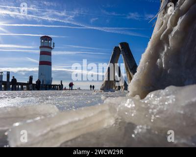 14.1.2024 der Leuchtturm in Podersdorf am zugefrorenen Neusiedler See im Burgenland. B0003992 *** 14 1 2024 der Leuchtturm in Podersdorf am gefrorenen Neusiedler See im Burgenland B0003992 Stockfoto