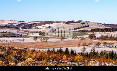 Dundee, Tayside, Schottland, Großbritannien. Januar 2024. Wetter in Großbritannien: Über Nacht schneereich im ländlichen Dundee schafft eine spektakuläre Winterlandschaft in der Januarsonne über den Sidlaw Hills und Strathmore Valley. Quelle: Dundee Photographics/Alamy Live News Stockfoto