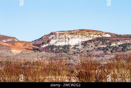 Dundee, Tayside, Schottland, Großbritannien. Januar 2024. Wetter in Großbritannien: Über Nacht schneereich im ländlichen Dundee schafft eine spektakuläre Winterlandschaft in der Januarsonne über den Sidlaw Hills und Strathmore Valley. Quelle: Dundee Photographics/Alamy Live News Stockfoto