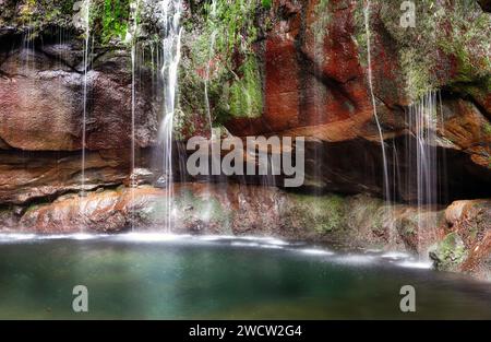 Der Fontes-Wasserfall von 25 und natürlicher Pool. Wanderpunkt in Rabacal, Paul da Serra auf Madeira Island. Portugal Stockfoto