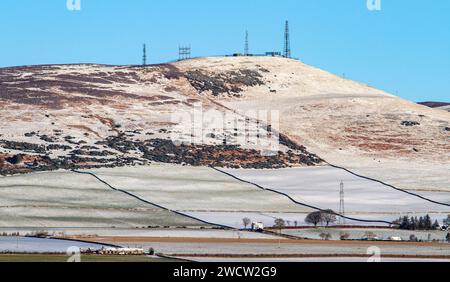 Dundee, Tayside, Schottland, Großbritannien. Januar 2024. Wetter in Großbritannien: Über Nacht schneereich im ländlichen Dundee schafft eine spektakuläre Winterlandschaft in der Januarsonne über den Sidlaw Hills und Strathmore Valley. Quelle: Dundee Photographics/Alamy Live News Stockfoto