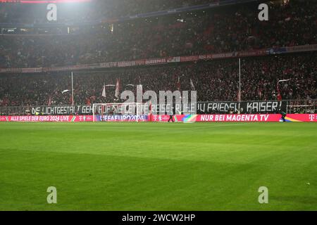 München, Deutschland 12. Januar 2024: Fussball, Herren, Bundesliga, Saison 2023/2024, FC Bayern München - TSG 1899 Hoffenheim, Allianz Arena hier ein Spruchband zu Ehren von Franz Beckenbauer, Kaiser von den Fans in der Südkurve, Banner, die Lichtgestalt geht auf ne letzte Reie - Ruhe in Frieden, Kaiser ! DFB- und DFL-Vorschriften verbieten die Verwendung von Fotos als Bildsequenzen und/oder Quasi-Video Stockfoto