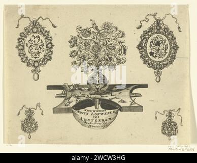 Titelseite: Nieuw Goudt Smits Lofwerck, Anthonie de Winter (möglich), nach Wolfgang Hieronimus von Bömmel, 1698 Druckvase mit Blumen auf einem Tisch mit Goldschmiedewerkzeugen. Links und rechts oben ist eine ovale Hängelampe zu sehen, links und unten rechts eine kleine Hängelampe. Titelblatt aus Serie von 6 (evtl. 8) Blättern mit Mustern für Goldschmiede mit Figuren von Laubstöcken. Druckerei: Niederlande Design von: Deutschland (evtl.)Verlag: Amsterdam Papierstich Stockfoto