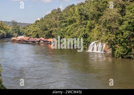 Sai Yok Wasserfall und schwimmendes Dorf am Fluss Kwai Stockfoto