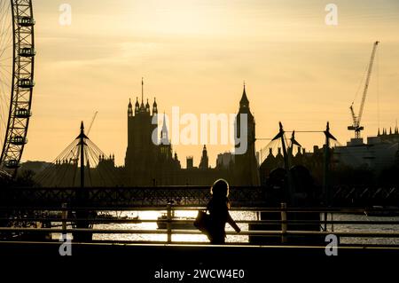 London, Großbritannien. Blick am frühen Abend auf Westminster von der Waterloo Bridge. London Eye und die Houses of Parliament Stockfoto