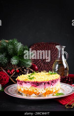 Traditioneller russischer mehrschichtiger Salat aus Hering, Rüben, Kartoffeln, Karotten und Eiern. Heringssalat unter einem Pelzmantel. Stockfoto