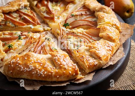 Galette mit Birnen und Blauschimmelkäse, in Honig getaucht. Gesunde Ernährung. Stockfoto