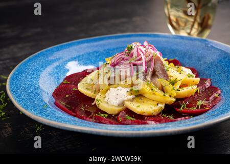 Scharfer Salat aus Hering, Rüben, Kartoffeln, Gurken und roten Zwiebeln. Gesunde Ernährung. Stockfoto