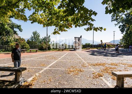 Beschwörung, Provinz Avellino. Blick auf die Piazza de Vito in der Nähe des Rathauses von Summonte. Irpinia, Campania, Italien. Stockfoto