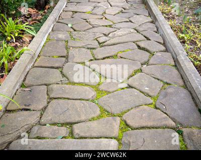 Parkweg aus Naturstein Stockfoto