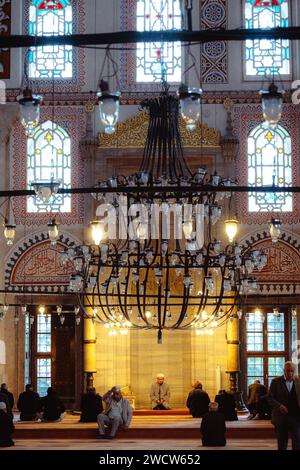 Männer und Imam beten in der Şehzade-Moschee (Osmanisches Reich aus dem 16. Jahrhundert), die von Suleiman dem Großen in Fatih in Istanbul in Auftrag gegeben wurde Stockfoto