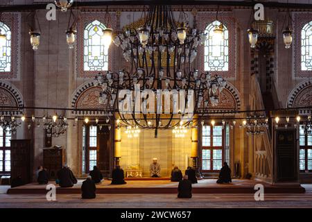 Männer und Imam beten in der Şehzade-Moschee (Osmanisches Reich aus dem 16. Jahrhundert), die von Suleiman dem Großen in Fatih in Istanbul in Auftrag gegeben wurde Stockfoto